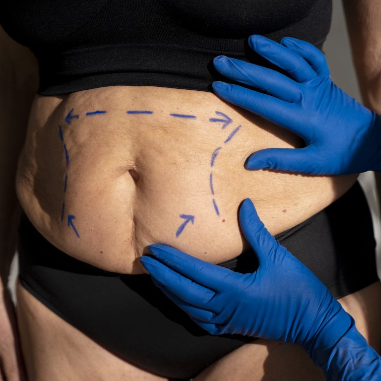 vista-lateral-manos-tocando-el-cuerpo-de-la-mujer
